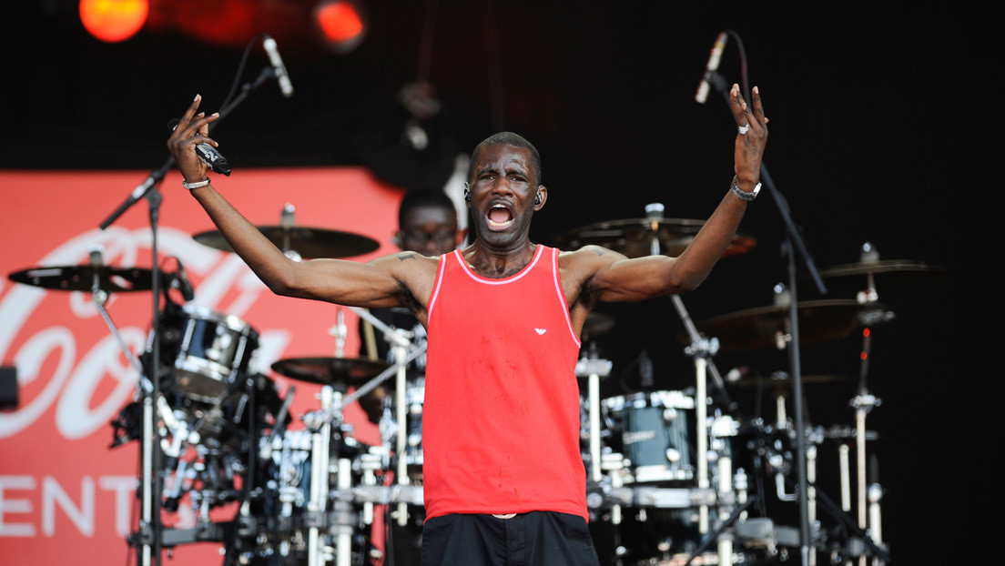 VIDEO: Un policía dispara con una pistola táser al padre del rapero Wretch 32 en su casa de Londres