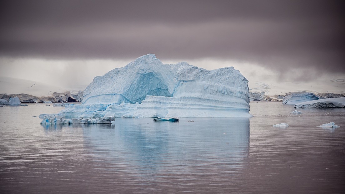¿Misterio resuelto? Dan una explicación sencilla a las anomalías con neutrinos en la Antártida
