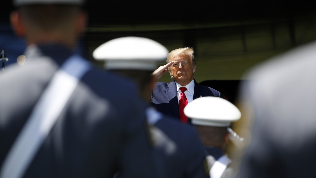 "El concepto suena tan inocente, tan perfecto": Trump defiende la técnica de estrangulamiento por policías