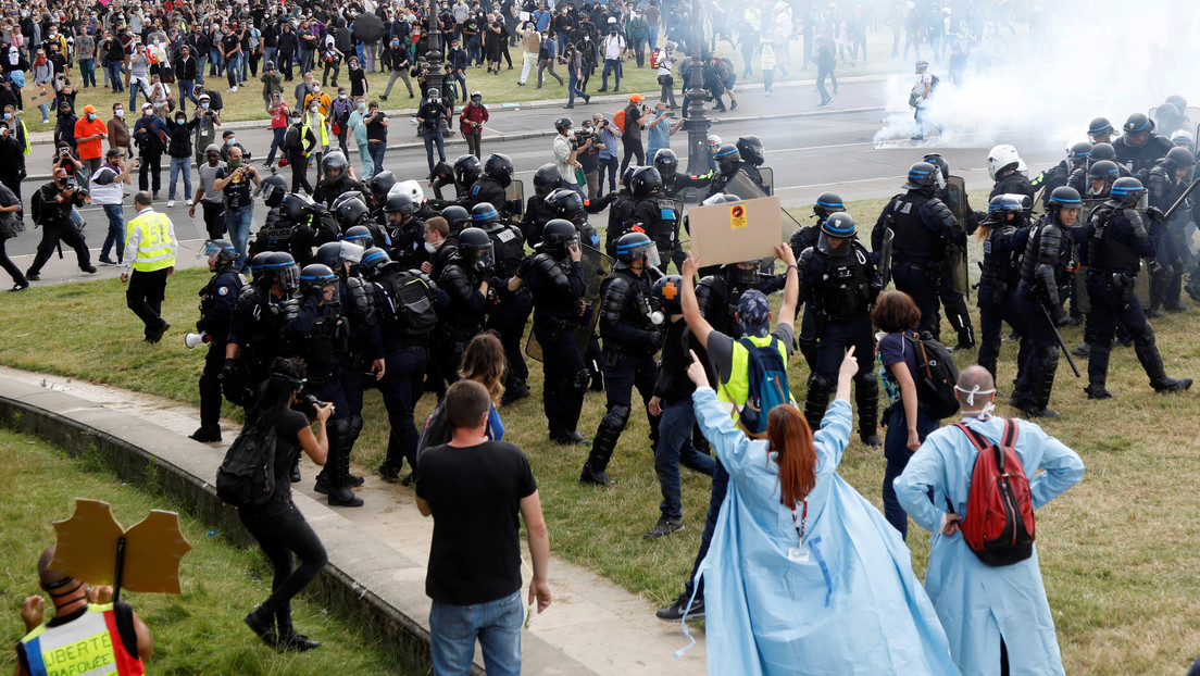 VIDEO: La Policía arresta brutalmente a una enfermera durante las protestas del personal sanitario en París