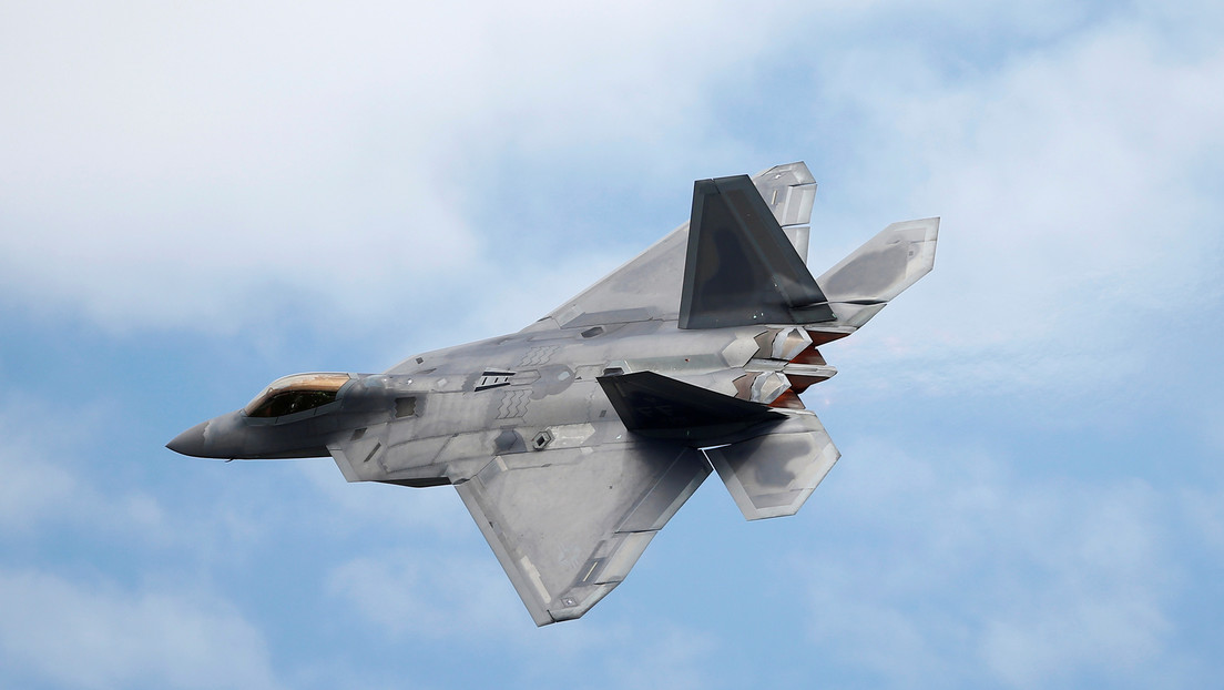 Cazas F-22 de EE.UU. acompañan a bombarderos estratégicos rusos Tu-95MS durante un vuelo de patrullaje sobre aguas neutrales