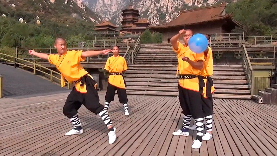VIDEO: Un monje shaolín atraviesa un cristal arrojando una aguja y rompe bloques de cemento a mano desnuda