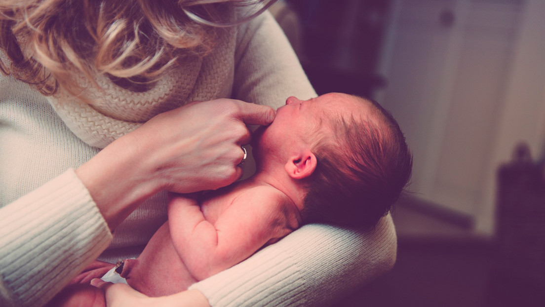 Una mujer da a luz un par de gemelos con 10 años de diferencia