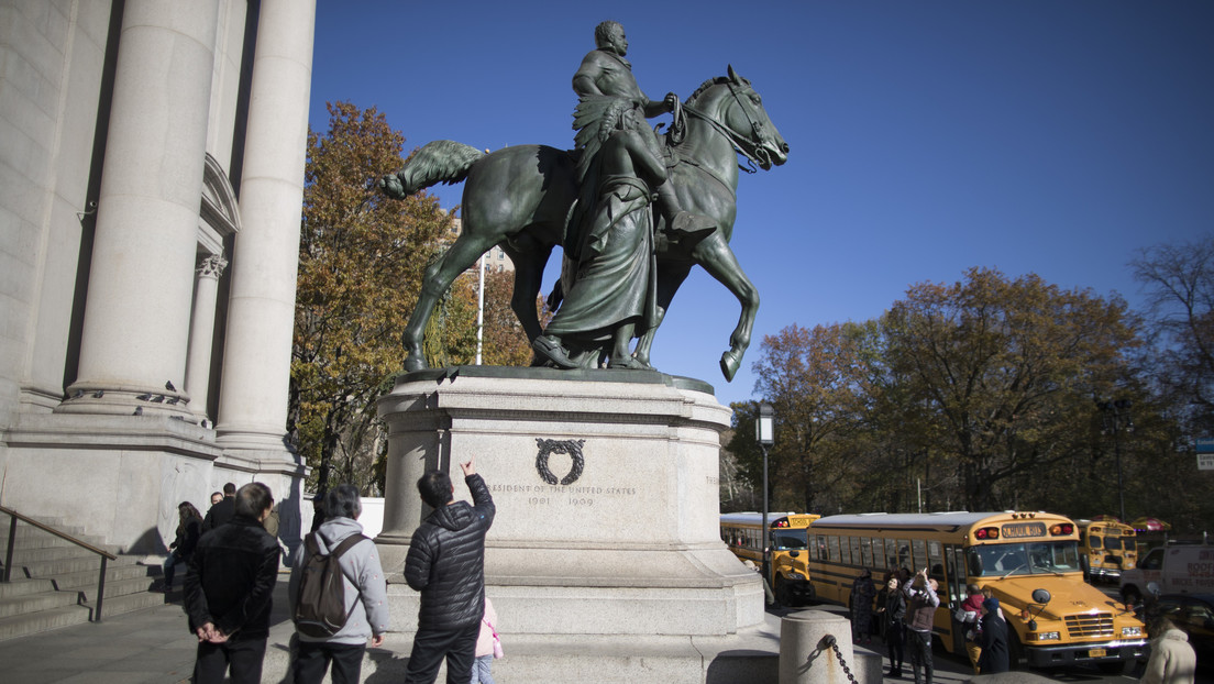 Trump considera "ridícula" la idea de desmantelar una estatua del presidente Theodore Roosevelt