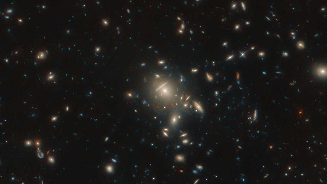 "Un hallazgo brillante": el telescopio Hubble capta una galaxia en forma de múltiples puntos rojizos (FOTO)