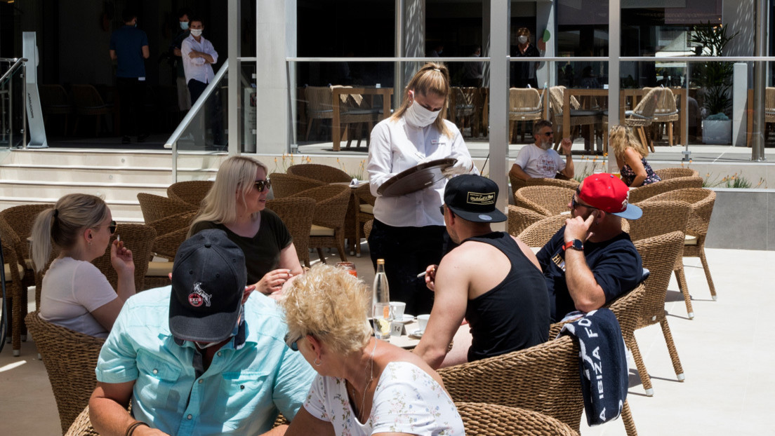 "Comer paella con mascarilla es complicado": España se abre al turismo internacional mientras el pesimismo cala en el sector