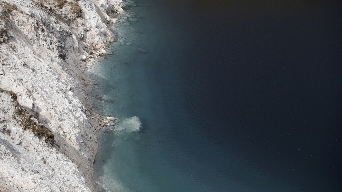 Reino Unido: Cubren de estiércol el entorno de una atractiva Laguna Azul para alejar a los turistas