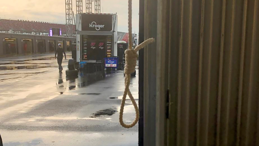 Publican imagen de la supuesta soga de ahorcar hallada en el garaje de 'Bubba' Wallace durante una carrera de NASCAR