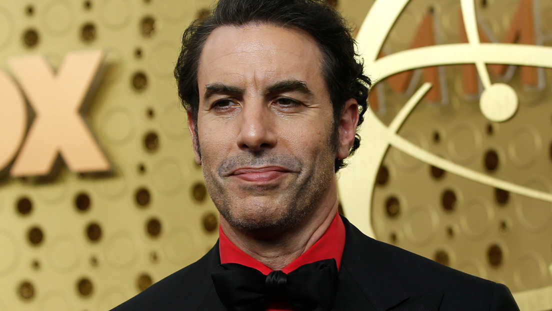 VIDEO: Sacha Baron Cohen se cuela en una reunión de ultraderecha en EE.UU. e insta a inyectarle a Obama "la gripe de Wuhan" en una canción racista