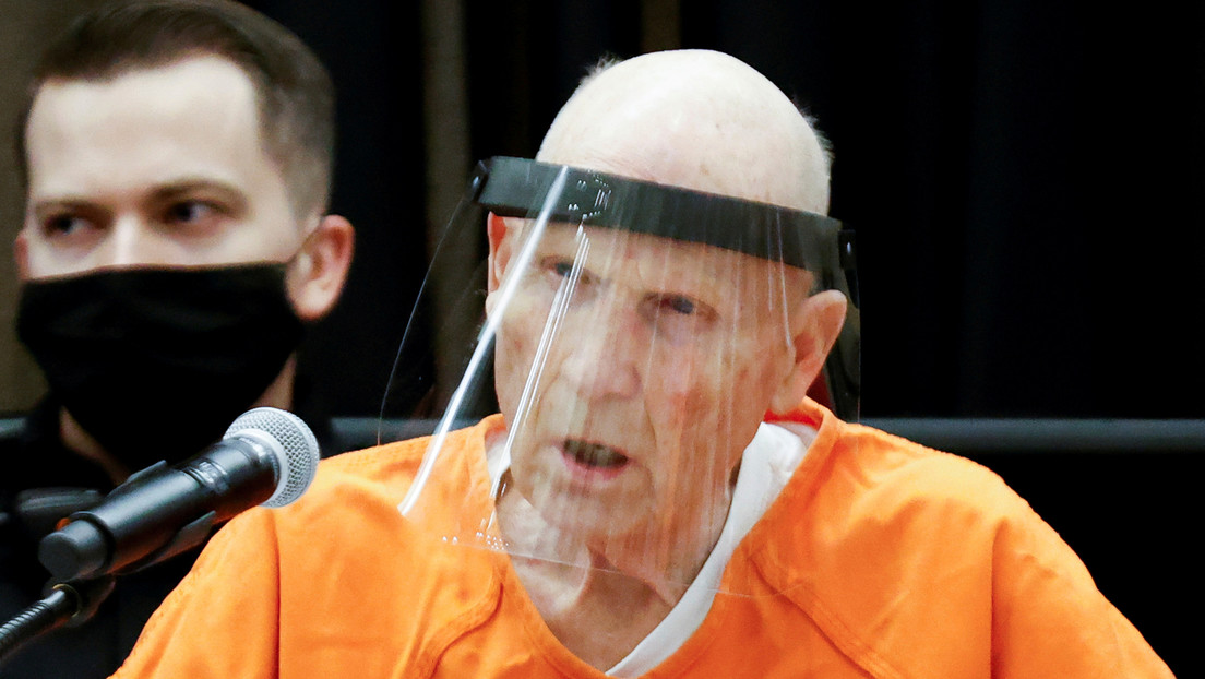 El ex oficial de policía Joseph James DeAngelo Jr. asiste a una audiencia en Sacramento El ex oficial de policía Joseph James DeAngelo Jr. habla en la sala del tribunal del condado de Sacramento durante una audiencia sobre crímenes atribuidos al Gold