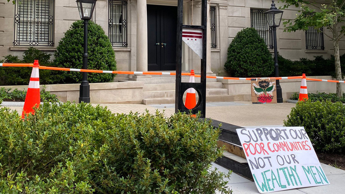 Instalan una guillotina cerca de la casa de Jeff Bezos para exigir mejoras en las condiciones de trabajo en Amazon (VIDEO)