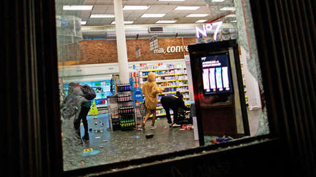 VIDEO: Policías golpean brutalmente a un presunto saqueador atrapado en una tienda durante los disturbios en Nueva York