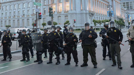 VIDEO: Un policía estadounidense empuja al suelo por la espalda a un anciano que lleva un bastón para andar