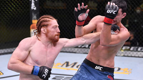 VIDEO: Un peleador de la UFC piensa que había terminado el 'round' y casi lo noquean por la espalda