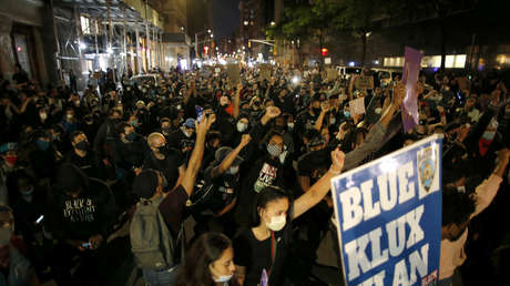 VIDEO: Un coche policial golpea a un grupo de manifestantes durante las protestas en EE.UU. por la muerte de George Floyd
