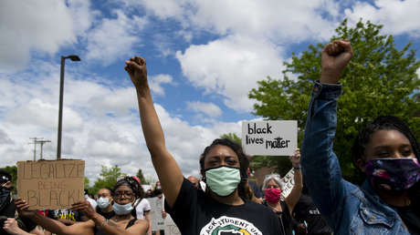 VIDEO: Graban a un policía de EE.UU. golpeando varias veces a una mujer en la cabeza durante su detención