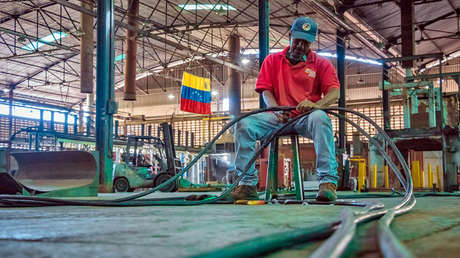 Un 'ejército' de obreros recupera empresas paralizadas en Venezuela con trabajo voluntario