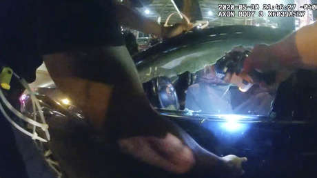 VIDEO: 6 agentes de policía de EE.UU. enfrentan cargos después de disparar con una pistola táser a dos jóvenes y sacarlos del vehículo