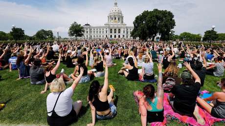 VIDEO: Multitudinarias protestas pacíficas contra la brutalidad policial vuelven a desbordar las calles en todo EE.UU.