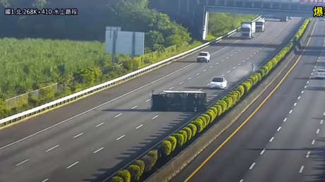 VIDEO: El piloto automático de un Tesla Model 3 no ve un camión en medio de una vía clara y despejada y choca con él