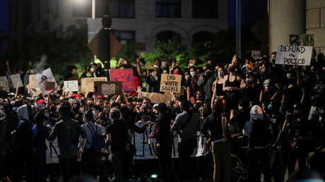 Multitud corea "De Blasio, dimite" después de que la Policía bloquee a cientos de manifestantes en el puente de Manhattan durante horas (VIDEOS)