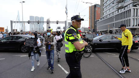 La Policía antimotines responde a disturbios durante una protesta contra el racismo en Países Bajos