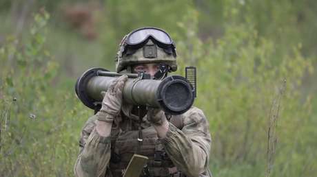 VIDEO: Fuerzas especiales rusas destruyen con lanzagranadas un convoy blindado enemigo durante unos ejercicios