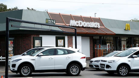 VIDEO: Una mujer es captada gritándole a un empleado de McDonald's y recibe amenazas al viralizarse la grabación