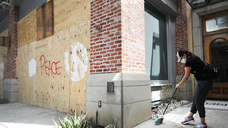VIDEO: Una mujer posa fingiendo que ayuda a tapiar una tienda durante las protestas en EE.UU. y desata controversia en la Red