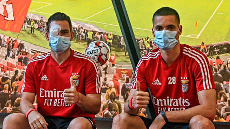 VIDEO: Un grupo de aficionados ataca el autobús del Benfica y hiere a dos futbolistas