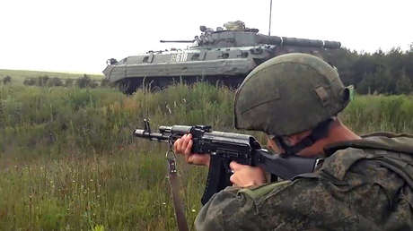 VIDEO: La infantería motorizada rusa practica el ataque a posiciones enemigas a través de campos minados