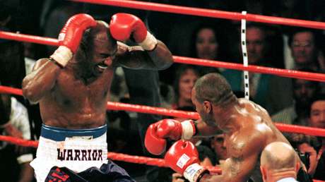 Evander Holyfield recuerda su reacción después de que Mike Tyson le mordiera en la oreja durante su icónica pelea