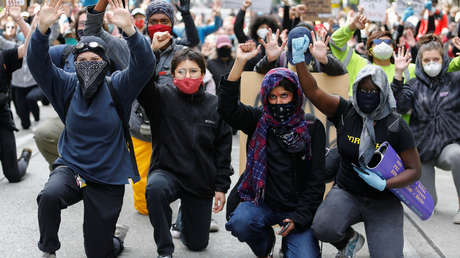 Un obispo se arrodilla para solidarizarse contra el racismo y la brutalidad policial en EE.UU. y luego lo llama el papa Francisco