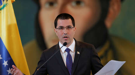 Arreaza tilda de "manipulador" e "hipócrita" a Iván Duque por sus declaraciones sobre los retornados a Venezuela