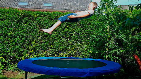 VIDEO: Un patinador entrena en una cama elástica y se lleva un susto al ver que a la sesión de saltos se ha unido una serpiente