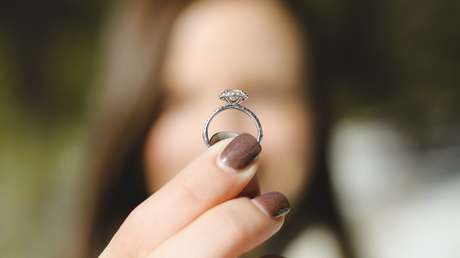 Una empleada de Amazon pide ayuda a los clientes para encontrar su anillo de compromiso caído en un paquete enviado