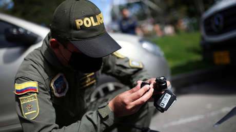 "Me metí a esto para proteger ciudadanos": Policía colombiano entrega su arma cuando le ordenan desalojar a campesinos (VIDEO)