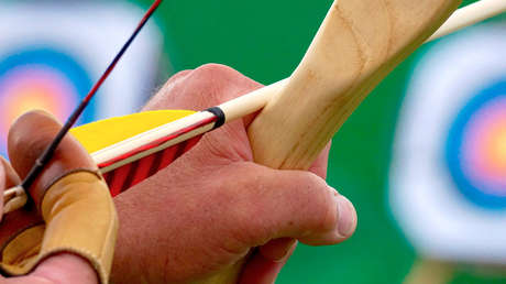 VIDEO: Un hombre recibe el disparo de una ballesta en el pecho y sobrevive