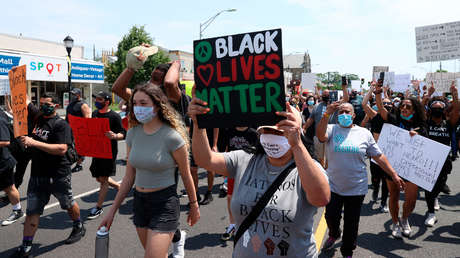 VIDEO: Se burlan de la muerte de George Floyd cuando manifestantes contra el racismo pasan cerca