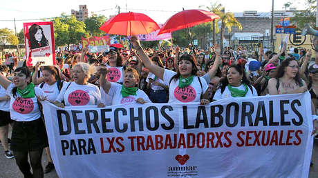 El Gobierno de Argentina incluye a las trabajadoras sexuales en un programa de asistencia a la 'Economía Popular', pero lo elimina horas después