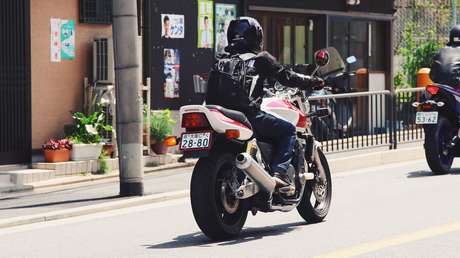 Un delincuente en una moto arrastra a una mujer con su cabello enredado en la llanta trasera (VIDEO)