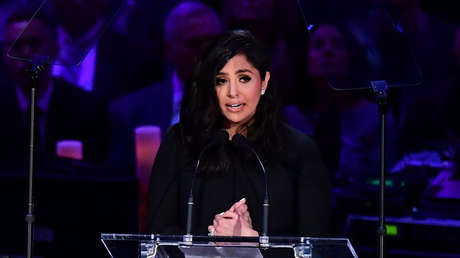 Viuda de Kobe Bryant se tatúa mensajes que le enviaron su marido e hija fallecidos en accidente aéreo