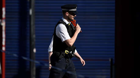 VIDEO: Agreden a un policía en una calle de Londres y un peatón se toma un 'selfi' en medio de la pelea