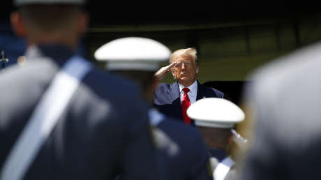 "El concepto suena tan inocente, tan perfecto": Trump defiende la técnica de estrangulamiento por policías