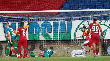 VIDEO: El guardameta de la selección de Uruguay sufre una grave lesión al evitar un gol del equipo rival
