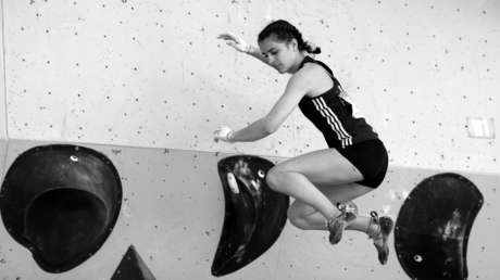 Fallece a los 16 años la campeona mundial de escalada juvenil tras caer de un acantilado