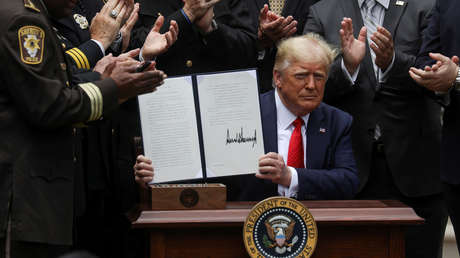 Trump firma una orden ejecutiva que veta a los policías el uso de llaves de estrangulamiento excepto en casos de amenaza a su vida
