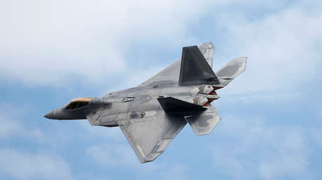 Cazas F-22 de EE.UU. acompañan a bombarderos estratégicos rusos Tu-95MS durante un vuelo de patrullaje sobre aguas neutrales