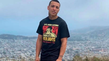 "Estaba arrodillado cuando le dispararon": ¿qué se sabe sobre el homicidio policial del hijo de una migrante argentina en EE.UU.?