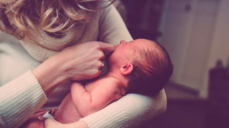 Una mujer da a luz un par de gemelos con 10 años de diferencia